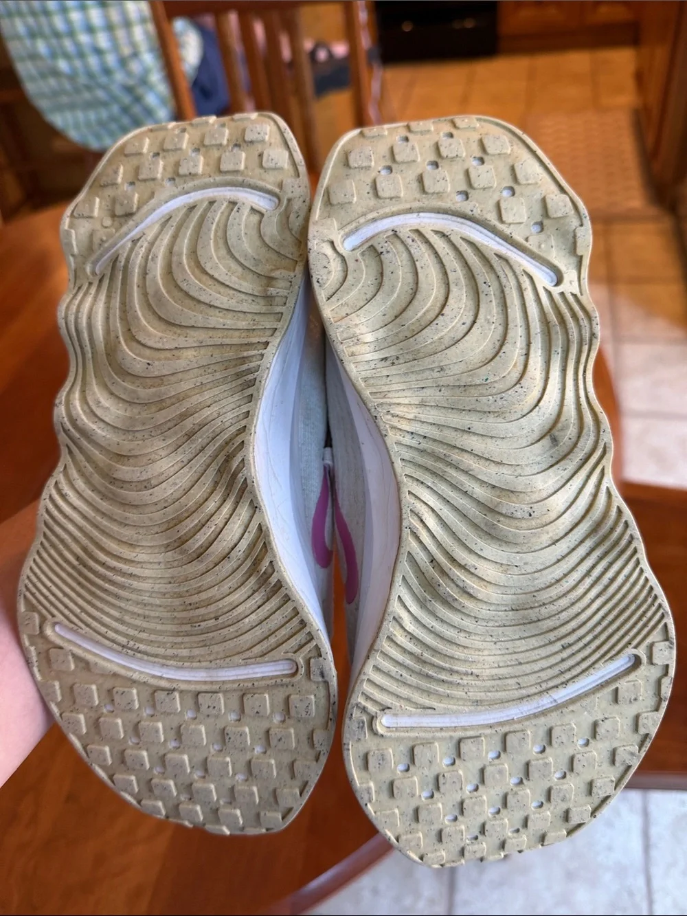 Womens size 6 Nike shoes - Picture 6 of 7
